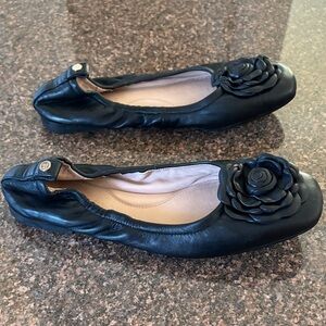Taryn Rose Ladies Rosalyn Black Leather Flower Flats-6.5